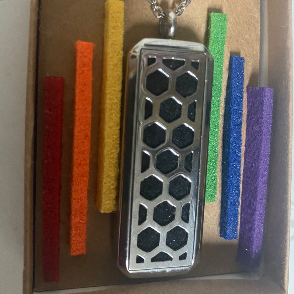 Silver Oil diffuser aromatherapy honey comb symbol necklace - Picture 1 of 6